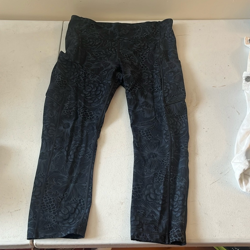 Lululemon crop leggings, size 8